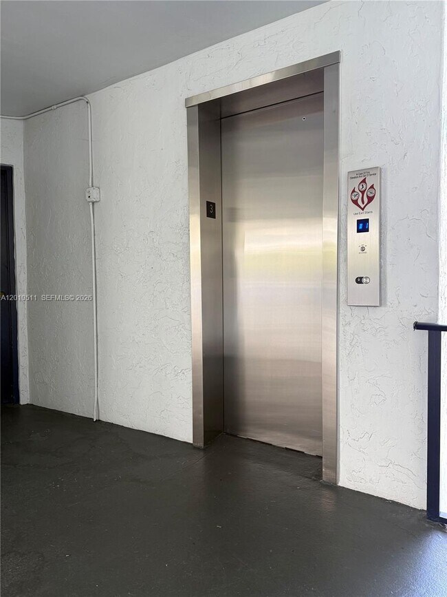 Foto del edificio - 8340 Sands Point Blvd
