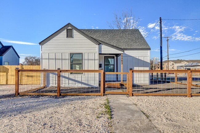 Foto del edificio - 1803 Texas Ave