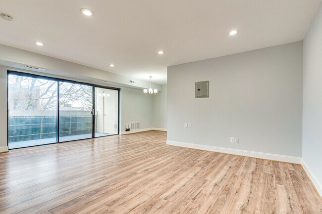 Sala de estar/Comedor/Balcón - 6143 Leesburg Pike
