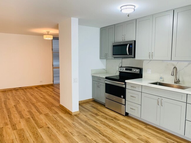 Building Photo - Fully Renovated 2/1/1 at Alexander Towers