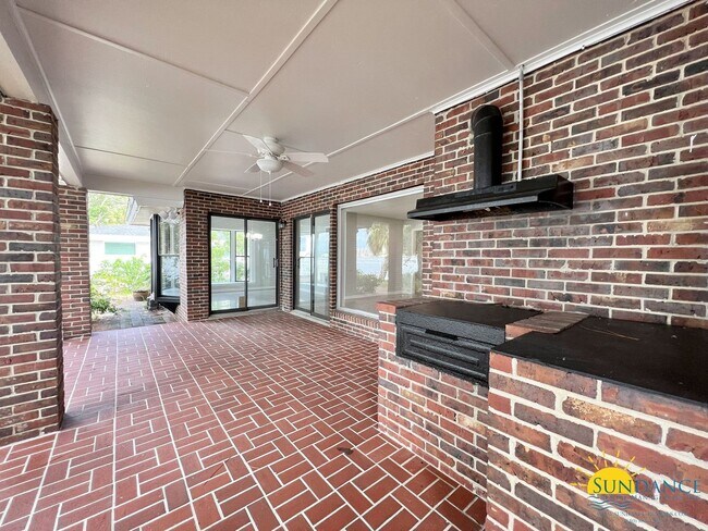 Building Photo - Waterfront Okaloosa Island Home, Call Today!