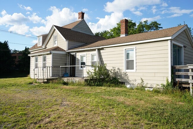 Building Photo - 458 River Rd