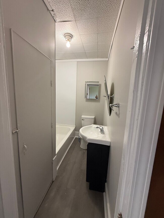 Building Photo - 2 Bed | 1 Bath | Bonus Spaces | Prime Location