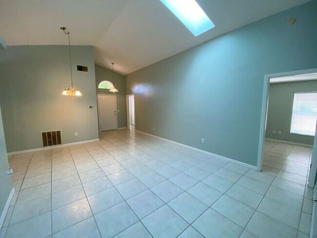Building Photo - 4 Bedroom 2 Bath home in Winter Springs fo...