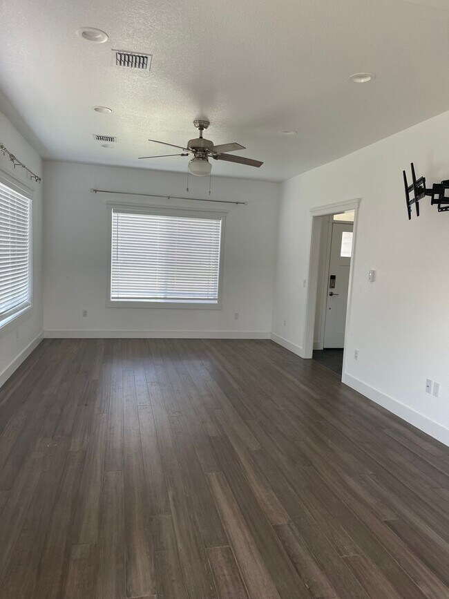 Building Photo - Beautiful 3 bedroom home