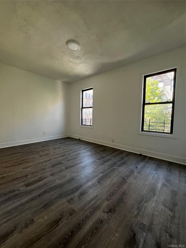 Foto del edificio - 3294 Hull Ave