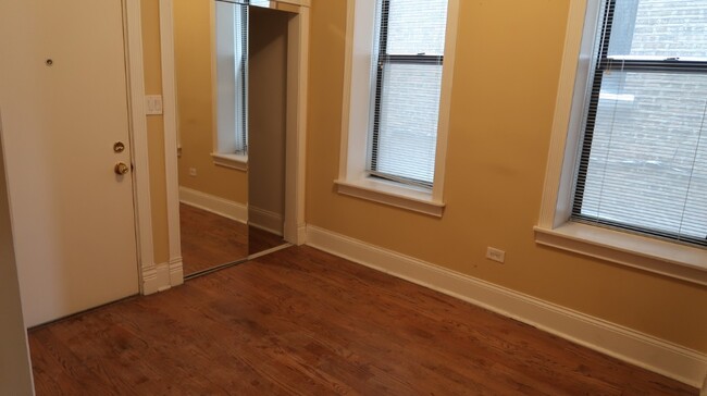 Foto del edificio - 1361 N Ashland Ave