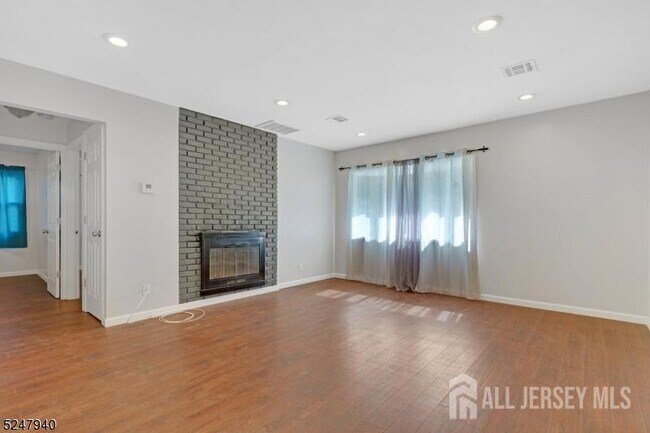 Foto del edificio - 67 Woodland Ave