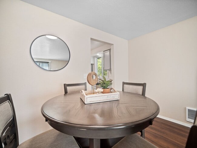 Building Photo - Clean and Cozy 2 bedroom condo with private parking