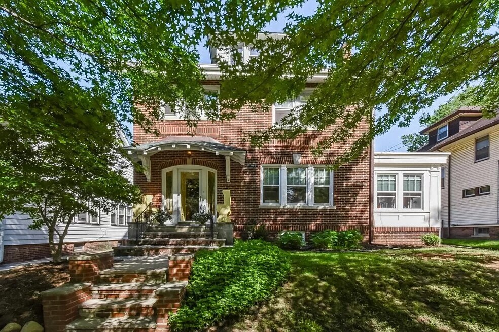 80 Montrose St