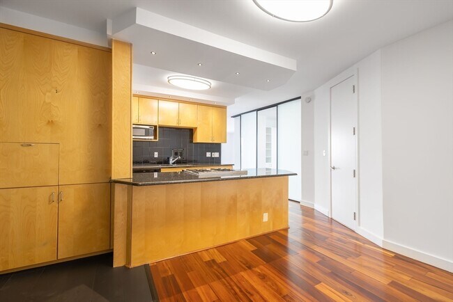 Building Photo - 65 E India Row