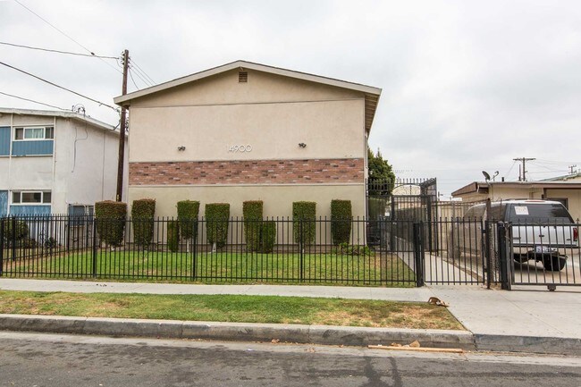 Foto del edificio - 14900-14902 Chadron Ave