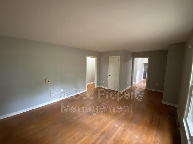 Foto del edificio - 727 Chalklevel Rd