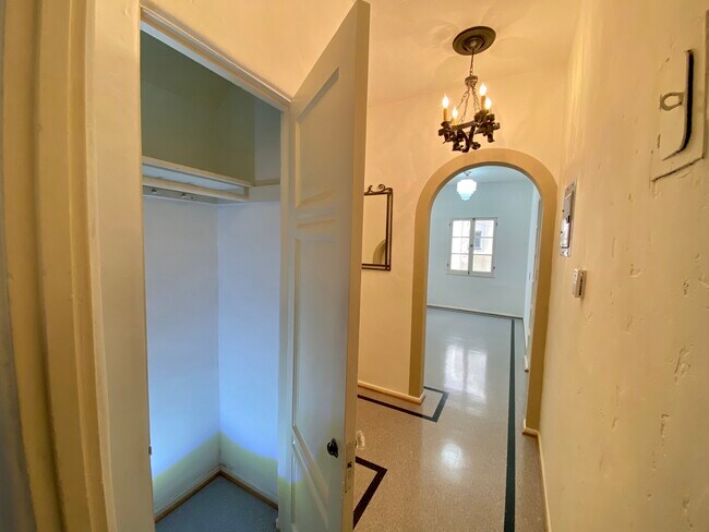 Foto del edificio - 8317 Blackburn Ave