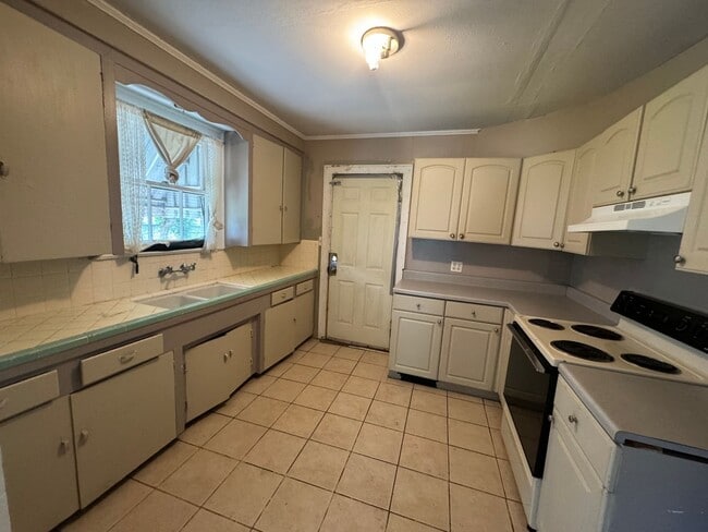 Building Photo - Beautiful Highland Duplex