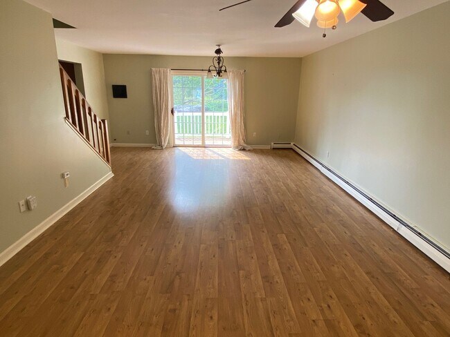 Building Photo - 4BD/1.5BA S. Burlington Townhome