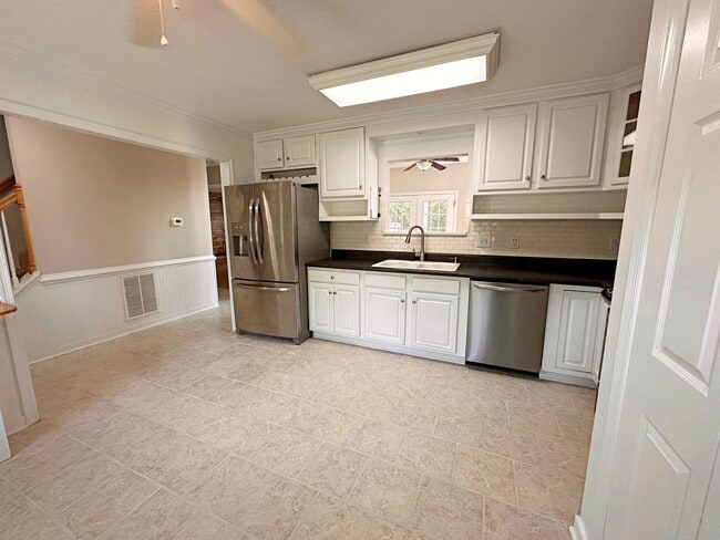 Building Photo - Updated Home in the Heart Of Chesterfield