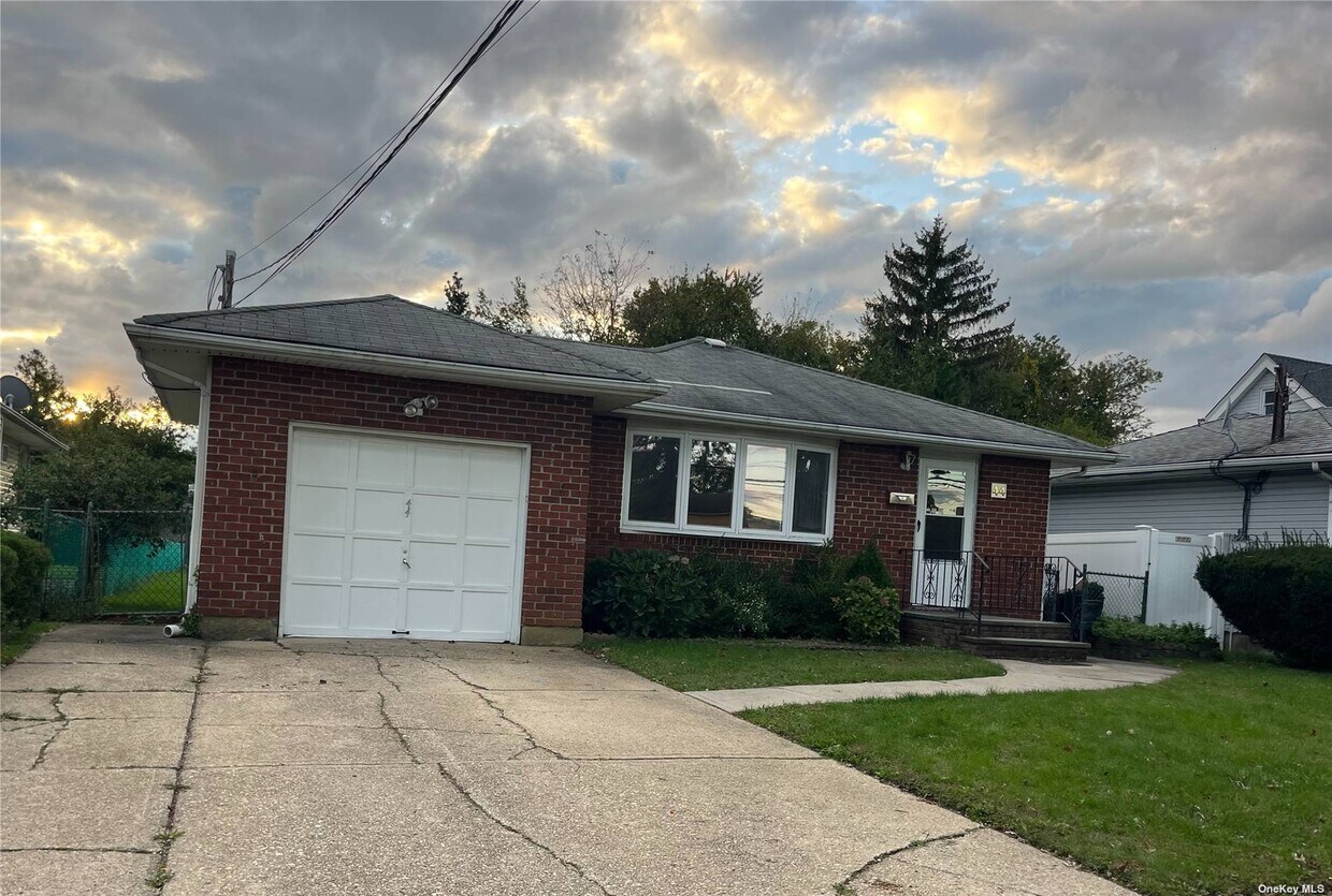 Primary Photo - 44 Lee Ave