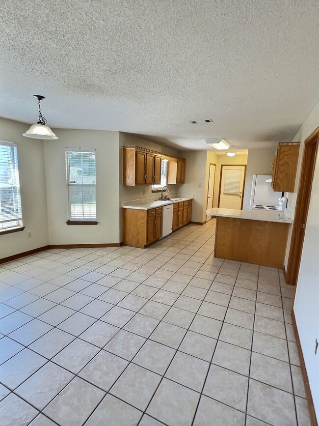 Building Photo - Spacious 4-Bedroom Home Near Downtown Ocea...