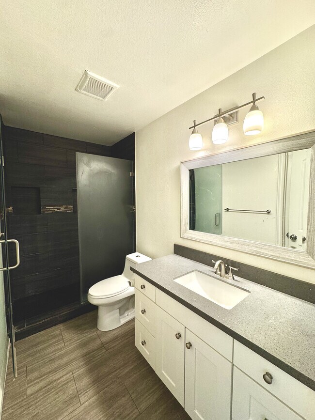 Baño principal - 8750 1/2 Wyngate St