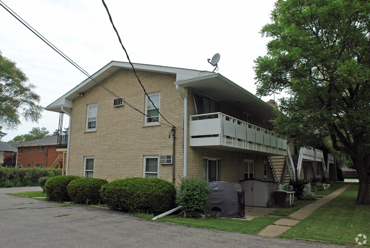 Building Photo - 373 W Terra Cotta Ave