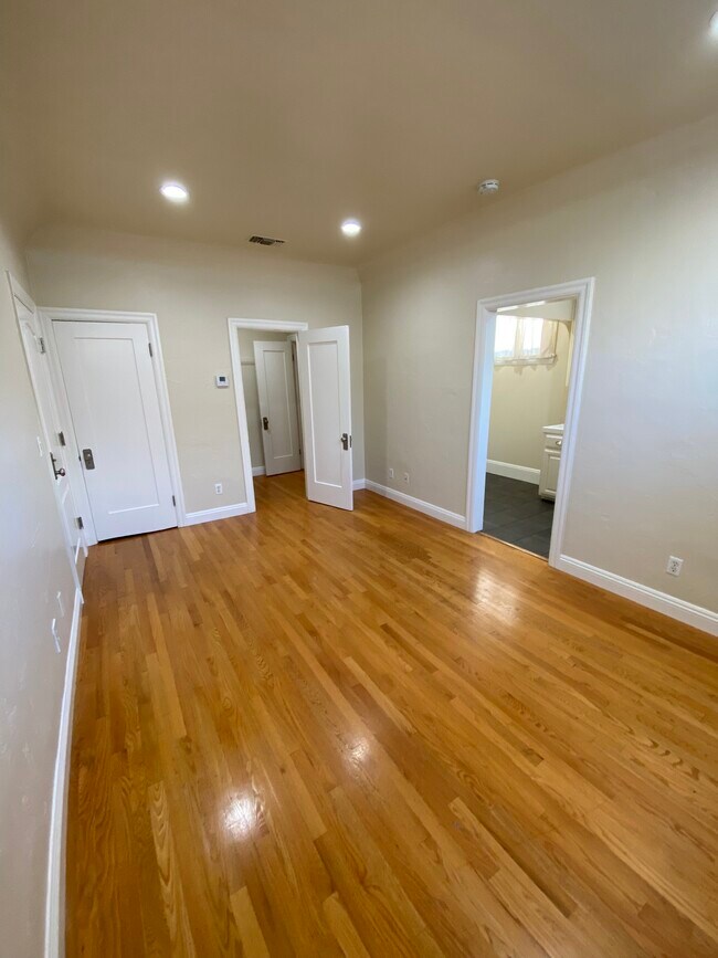 Building Photo - 2267 Honolulu Ave