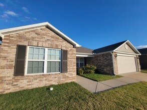 Building Photo - 905 SW Loudon Dr