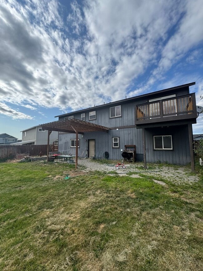 Building Photo - 5 Bedroom House For Rent W/ Large Fenced B...