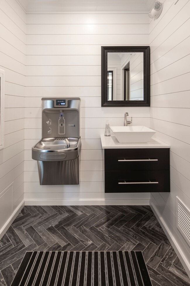 Building Photo - Hickory Manor: In-Unit Washer & Dryer, Hea...