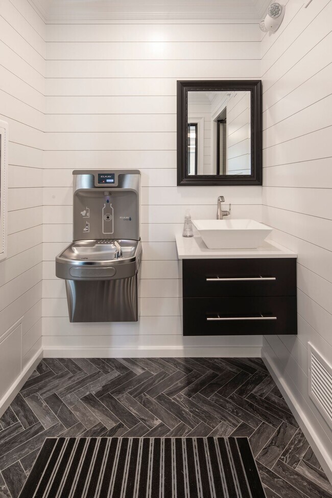 Foto del edificio - Hickory Manor: In-Unit Washer & Dryer, Hea...