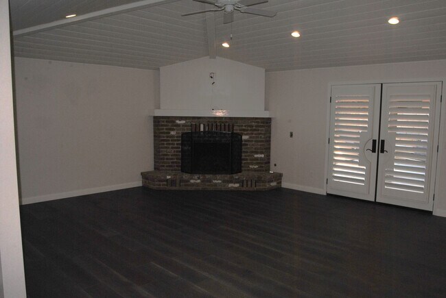 Building Photo - 7112 Darrin Ave