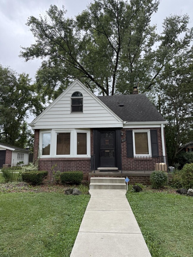 Building Photo - 1625 W Farnum Ave