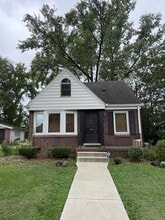 Building Photo - 1625 W Farnum Ave