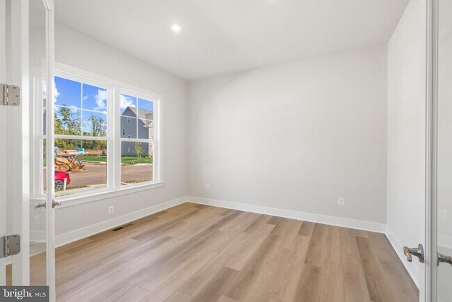 Building Photo - 823 Warlander Dr SW