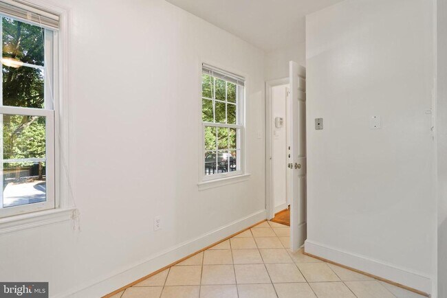 Building Photo - 3289 Sutton Pl NW