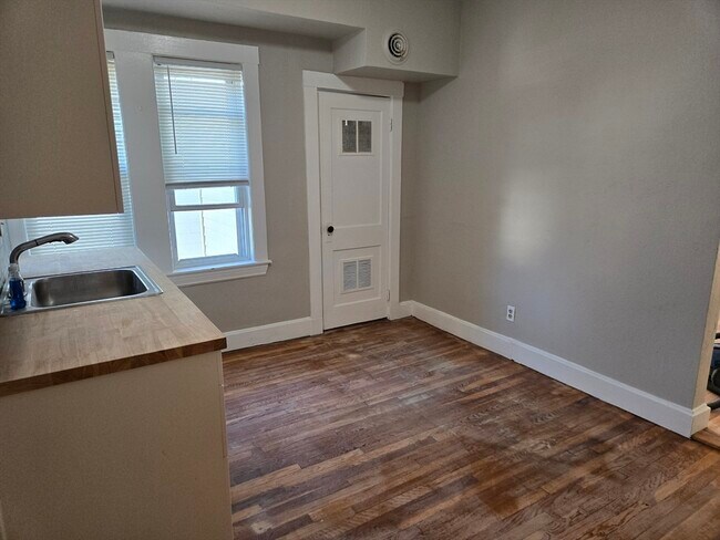 Building Photo - 654 Metropolitan Ave