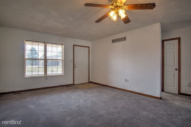 Building Photo - 2 br, 2 bath House - 812 Country Club Dr.