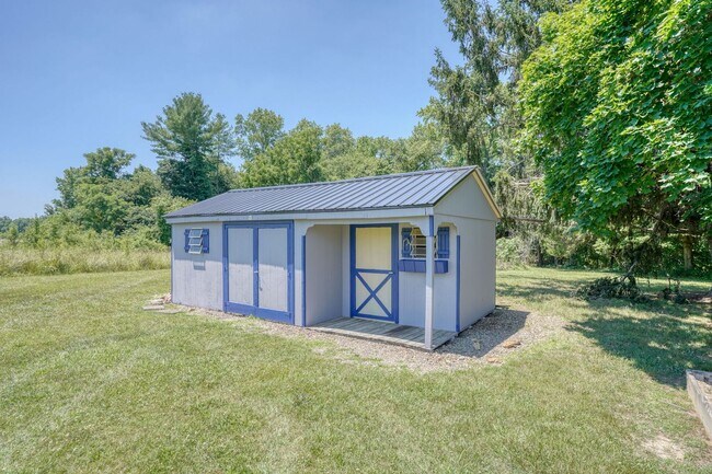 Foto del edificio - Just What You Have Been Looking For a First Floor Primary Bedroom Suite in a Quaint Country Setting