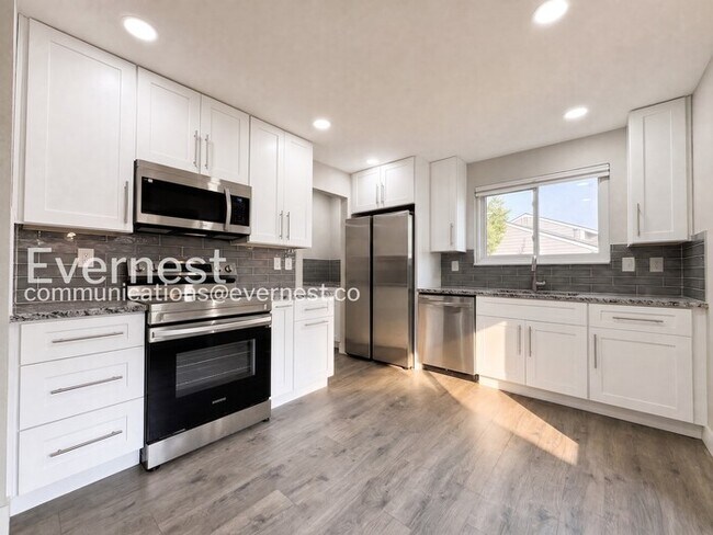 Foto del edificio - 3 Bed, 2 Bath Home with Fenced Yard & Garage / Available Now!