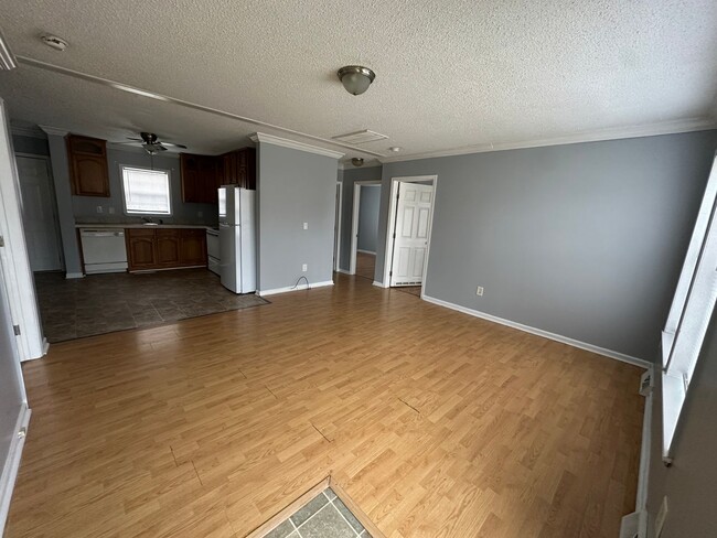 Building Photo - Spacious 3 bedroom, 2 full bath apartment!