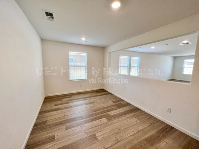 Foto del edificio - 6880 E Dwight Way