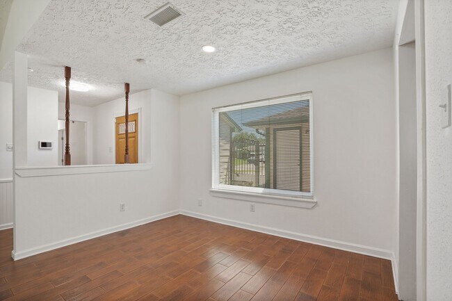 Foto del edificio - 9731 Shell Rock Rd