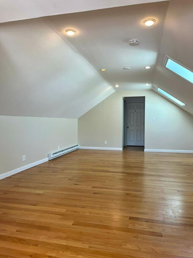 Building Photo - Newly renovated 3 bedroom with a bonus room