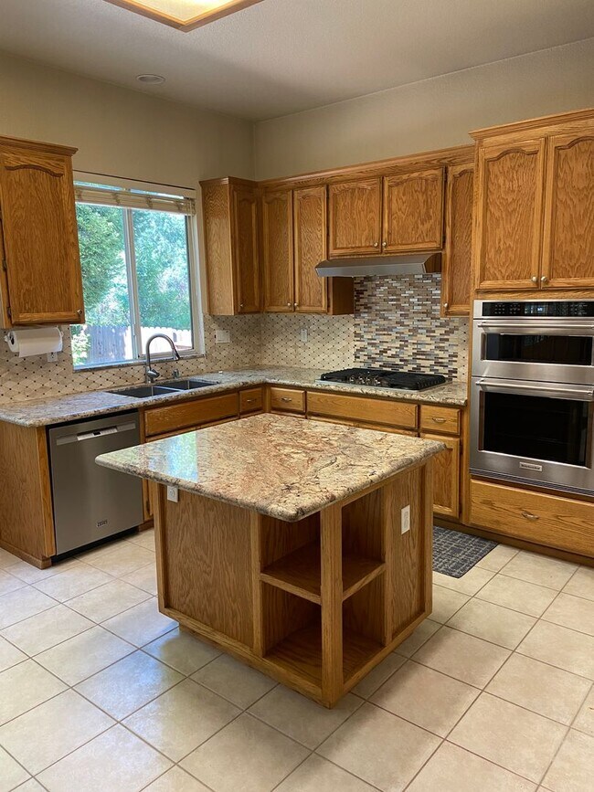 Foto del edificio - Large 4 bdrm 3 bath in Broadstone