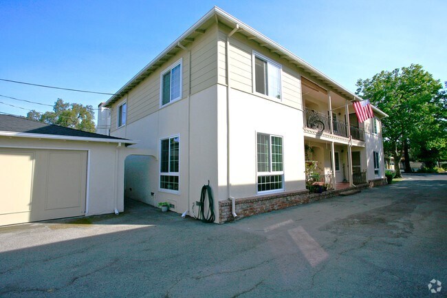 Building Photo - 469 Duane St
