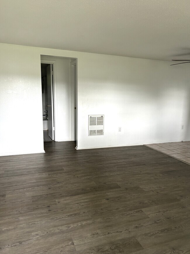 Foto del edificio - 8129 Cass Rd