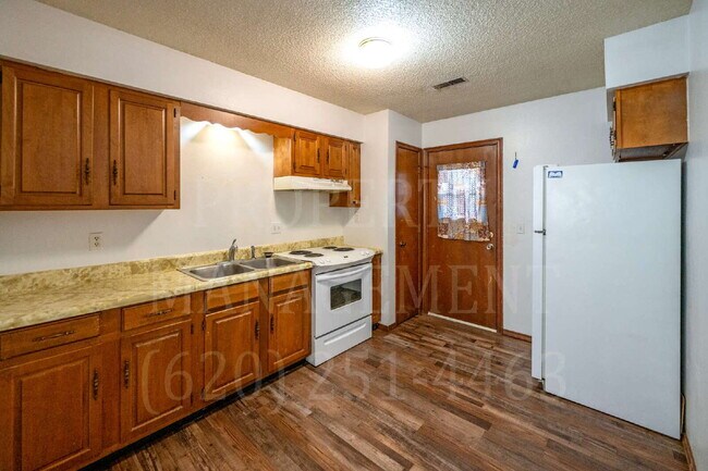 Building Photo - Charming 2-Bedroom Apartment