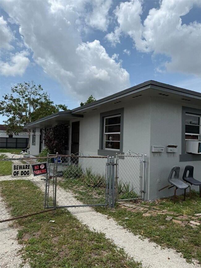 Foto del edificio - 740 NW 100th St