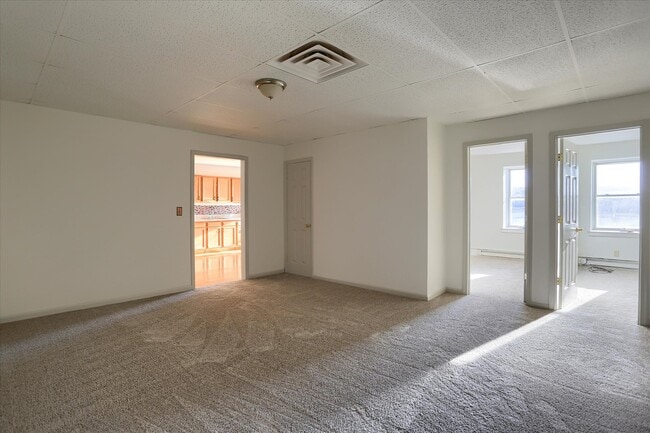 Building Photo - 643 S Wood St
