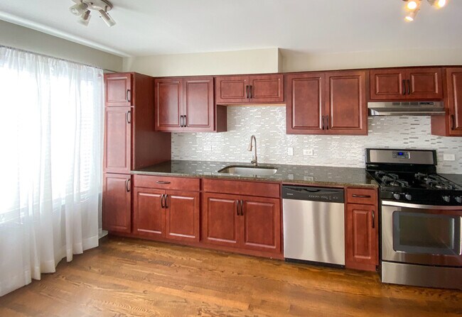Building Photo - 2775 Woodmere Dr
